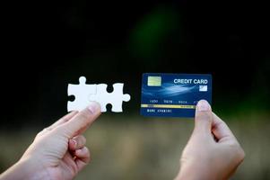 cartões de mão e de crédito, operações de negócios on-line e compras sem dinheiro ideias de cartão de crédito para compras foto