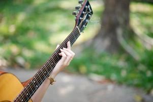 mãos de músico e guitarras acústicas, instrumentos musicais com conceito de instrumento musical de som muito bom foto