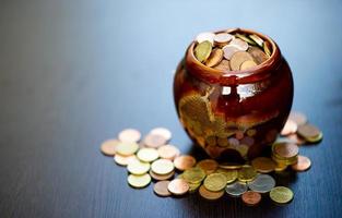 o conceito de economizar dinheiro pré-definido economizando moedas para uma divisão de negócios em crescimento. foto