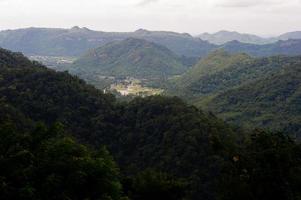 montanhas e céus na estação chuvosa e belezas naturais foto