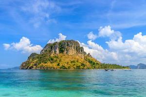lindo mar azul turquesa cristalino em ko banheira, ko mor e ilha poda, ao phra nang bay, krabi, tailândia