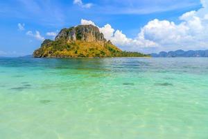 lindo mar azul turquesa cristalino em ko banheira, ko mor e ilha poda, ao phra nang bay, krabi, tailândia foto