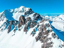 fantásticas montanhas de neve paisagem de fundo de banner. foto