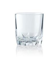copo de água ou uísque e vinho. copo vazio para bebidas alcoólicas em fundo branco. foto