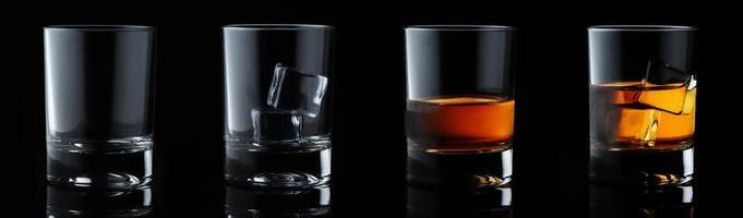 conjunto de bebidas alcoólicas. uísque escocês em vidro elegante com cubos de gelo em fundo preto. foto