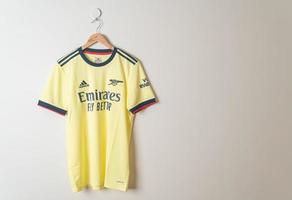 bangkok, tailândia - 18 de janeiro de 2022 - camisa do arsenal camisa reserva temporada 2021-2022 foto