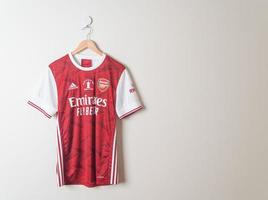 bangkok, tailândia - 18 de janeiro de 2022 - camisa do arsenal camisa da temporada 2020-2021 foto