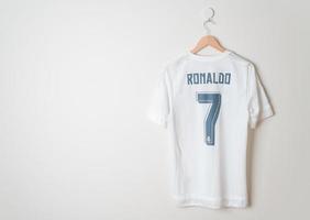 bangkok, tailândia - 18 de janeiro de 2022 - real madrid camisa home jersey temporada 2014-2015 com nome ronaldo foto