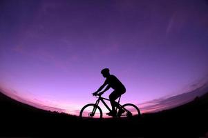 ciclistas de montanha à noite foto
