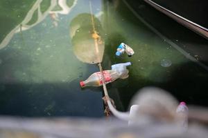 poluição da água na marina, garrafas plásticas flutuando na água foto