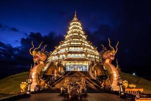 vista de wat huay pla kang um templo de pagode chinês icônico na província de chiang rai da tailândia. foto