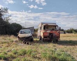 buenos aires, argentina, 2022. transportes vandalizados ao ar livre foto