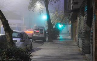 buenos aires, argentina, 2020 carros sob o nevoeiro foto