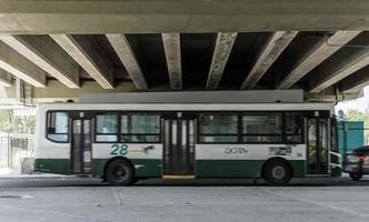 buenos aires, argentina, 2019 ônibus em movimento debaixo da ponte foto