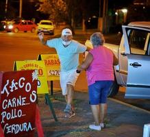 necochea, buenos aires, argentina, 2021 pessoas dançando na rua foto