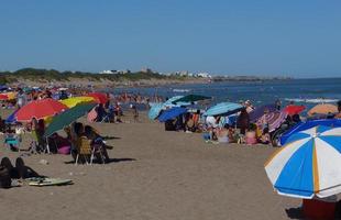 necochea, buenos aires, argentina, 2021 pessoas com guarda-chuvas foto