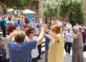 barcelona, espanha, 10 de junho de 2018 - idosos dançando foto