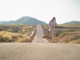 mulher na estrada foto