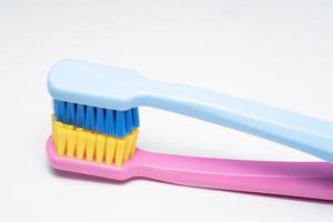 um conceitual de uma escova de dentes de casal apaixonado. escovas de dentes transmitem a relação humana entre um homem e uma mulher. foto