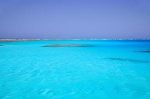 água turquesa no mar vermelho no egito foto