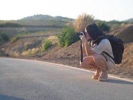 mulher na estrada e câmera foto