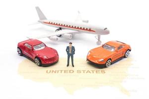 pessoas em miniatura, empresário e avião de carro no mapa americano foto