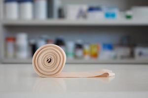 bandagem elástica médica com prateleiras desfocadas de farmácia foto