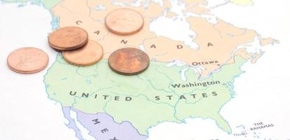 moedas no mapa americano foto
