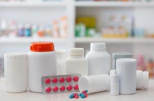 composição de frascos de remédios e comprimidos com fundo de prateleiras de farmácia foto