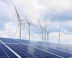 painéis solares e turbinas eólicas com as nuvens e o céu foto