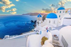 ilha de santorini, grécia. paisagem de verão incrivelmente romântica em santorini. aldeia oia na luz da manhã. vista incrível com casas brancas. ilha dos amantes, conceito de fundo de férias e viagens foto