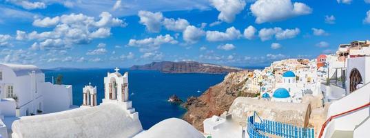 ilha de santorini, grécia. paisagem de verão incrivelmente romântica em santorini. aldeia oia na luz da manhã. vista incrível com casas brancas. ilha dos amantes, conceito de fundo de férias e viagens foto