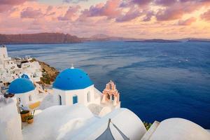 incrível vista noturna da ilha de santorini. pitoresco pôr do sol de primavera na famosa oia, grécia, europa. fundo do conceito de viagem. destino de férias de verão foto