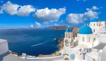 ilha de santorini, grécia. paisagem de verão incrivelmente romântica em santorini. aldeia oia na luz da manhã. vista incrível com casas brancas. ilha dos amantes, conceito de fundo de férias e viagens foto