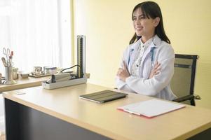 retrato de jovem médica com estetoscópio trabalhando no hospital, conceito médico e de saúde foto