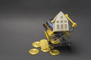 pequena casa modelo branca com bitcoin de criptomoeda, mineração de bitcoin e conceito financeiro foto