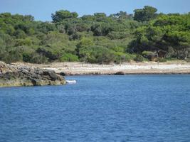 vista da ilha balear de menorca ou menorca no mediterrâneo foto