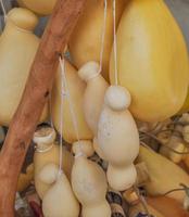 comida de queijo provola siciliana tradicional feita à mão foto