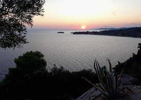 pôr do sol na praia em Chalkidiki foto