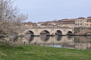 ponte romana em rimini foto