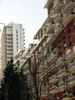 vista do edifício residencial moderno de vários andares. foto