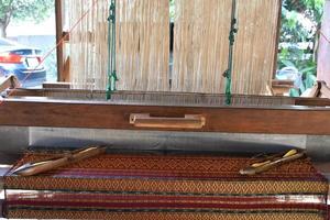 pequenos teares de tecelagem feitos de madeira usada para tecer em famílias rurais tailandesas. foto