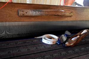 bobinas de tecelagem usadas com pequenos teares feitos de madeira para tecer em famílias rurais tailandesas. foto