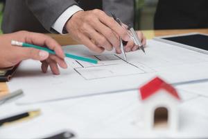 engenheiro de arquitetos discutindo na mesa com planta. grupo de equipe em documentos de verificação de site de construção e conceito de workflow.construction de negócios. ferramentas de engenharia. foco effect.seletivo vintage. foto