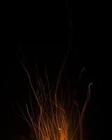 chamas de fogo com faíscas em um fundo preto foto