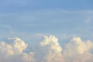 céu azul claro com nuvem branca lisa com espaço para fundo de texto. o vasto céu azul e nuvens. fundo de céu azul com natureza de nuvens minúsculas. foto