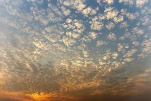 o céu do pôr-do-sol é lindo em laranja, as nuvens se espalham em cubos. foto