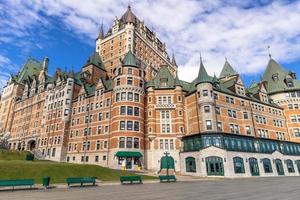 famoso chateau frontenac no centro histórico de quebec localizado no calçadão do terraço dufferin com vistas panorâmicas e paisagens do rio saint lawrence foto