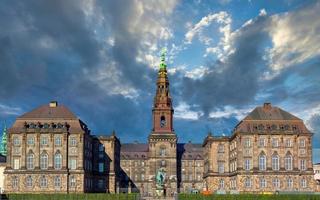 Palácio de christiansborg marco em copenhague foto
