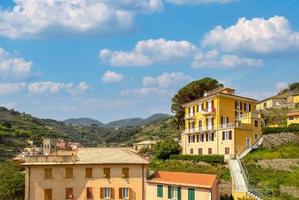 ruas coloridas de manarola nas cênicas colinas de frente para o litoral mediterrâneo foto